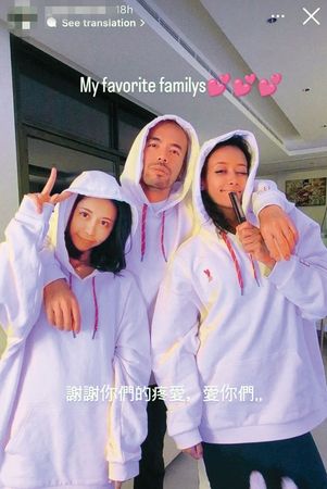 阿卡莎納（中）曾在杜拜時帶著老婆（右）和劉玳妍（左）一起合照，私下關係卻是偷來暗去。（翻攝自Master Sri Akarshana IG）