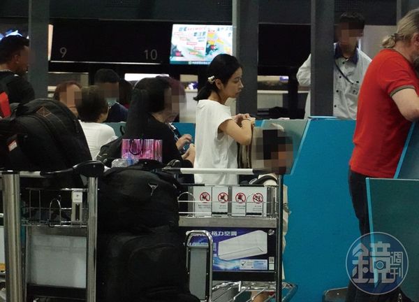 5/31 20：14，劉玳妍和兒子在機場櫃台辦理登機手續。
