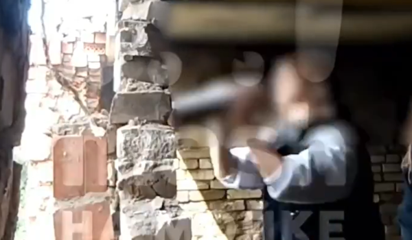 ▲▼俄羅斯女童擅闖廢棄農舍敲磚被砸死。（圖／翻攝自X）