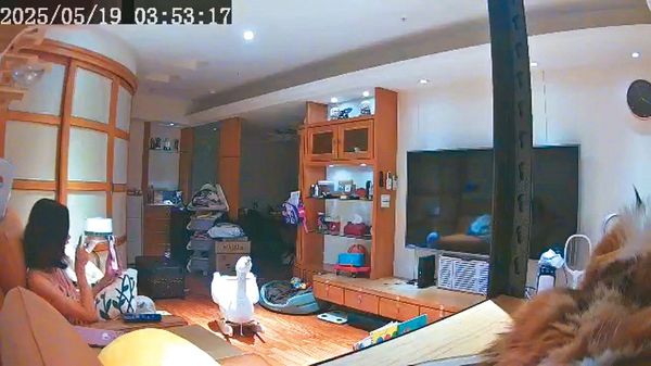 劉玳妍趁著葉澤毅在房間哄小孩睡覺時，和阿卡莎納講視訊電話，最後甚至送上飛吻。	（翻攝自zeyi_ye IG）