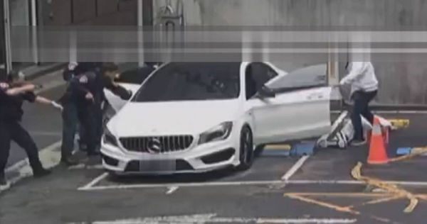 北市刑大去年逮獲有竹聯幫地堂背景、以洪姓父子檔為首的詐團，當場於萬華區逮獲行動水房。（圖／翻攝畫面）