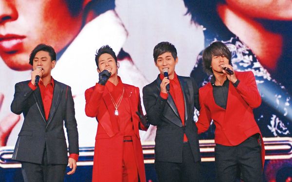 言承旭（右起）、周渝民、吳建豪和朱孝天曾於2013年的春晚合體演唱〈流星雨〉。（東方IC）