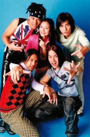 大Ｓ徐熙媛（後中）和言承旭（後左）、周渝民（後右）、吳建豪（前右）及朱孝天（前左）合作偶像劇《流星花園》而走紅。