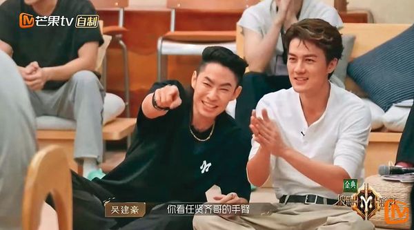 吳建豪（左）長期耕耘大陸綜藝節目及商演，擁有高人氣。右為吳克群。（翻攝自芒果TV音樂YouTube）