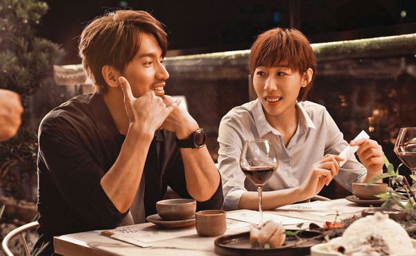 言承旭（左）與大陸女星任素汐（右）合作《有一點動心》，故事根據張信哲的同名情歌發想，並由香港導演陳嘉上執導。（翻攝自言承旭工作室微博）