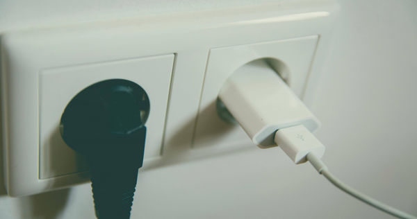 拔掉插頭可省電，但專家提醒，並非所有電器都適合頻繁拔插。（示意圖／Pexels）