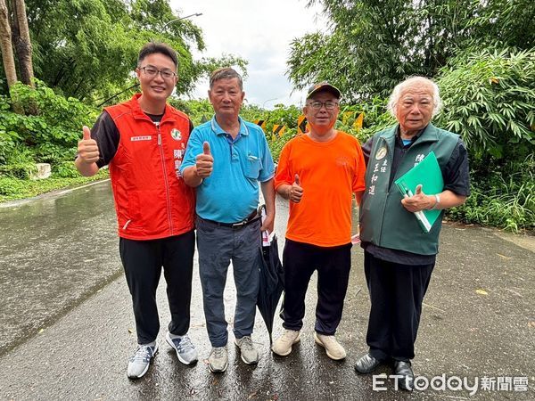▲台南市議員陳皇宇（紅背心）與高雄市議員陳明澤及地方里長會勘西龜橋改建，盼打造南高科技交通動脈。（記者林東良翻攝，下同）