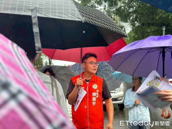 ▲台南市議員陳皇宇（紅背心）與高雄市議員陳明澤及地方里長會勘西龜橋改建，盼打造南高科技交通動脈。（記者林東良翻攝，下同）