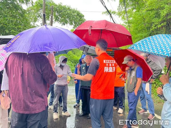 ▲台南市議員陳皇宇（紅背心）與高雄市議員陳明澤及地方里長會勘西龜橋改建，盼打造南高科技交通動脈。（記者林東良翻攝，下同）