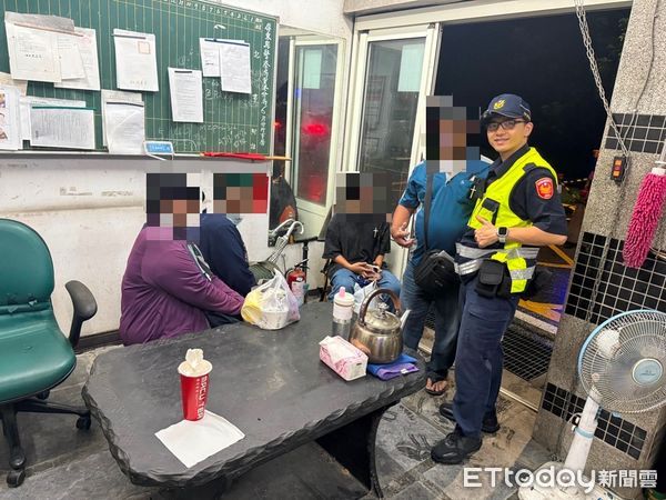 ▲里港警分局員警處理路樹傾倒             。（圖／記者陳崑福翻攝）