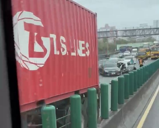 ▲▼國1南下嚴重車禍！4小車+貨櫃車追撞　出口主線車道封閉。（圖／翻攝記者爆料網-路況版）