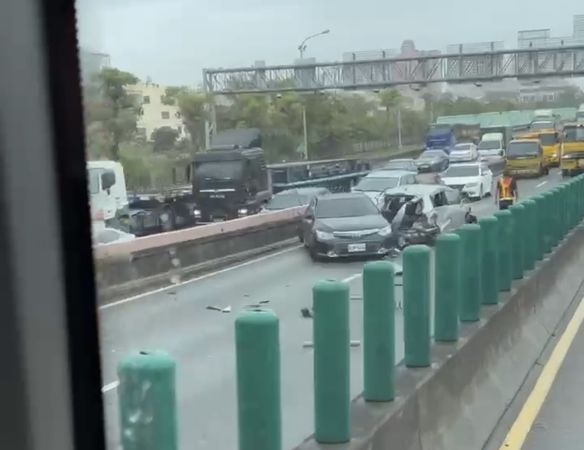 ▲▼國1南下嚴重車禍！4小車+貨櫃車追撞　出口主線車道封閉。（圖／翻攝記者爆料網-路況版）