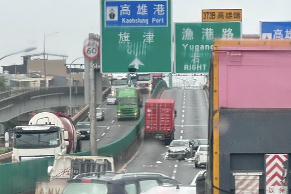 ▲▼國1南下嚴重車禍！4小車+貨櫃車追撞　出口主線車道封閉。（圖／翻攝記者爆料網-路況版）