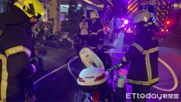 ▲屋內充電中的電動機車冒煙，住警器警報成功預警。（圖／記者高堂堯翻攝）