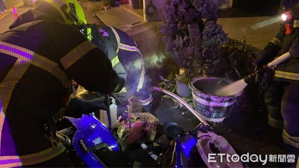 ▲屋內充電中的電動機車冒煙，住警器警報成功預警。（圖／記者高堂堯翻攝）