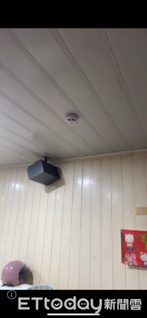 ▲屋內充電中的電動機車冒煙，住警器警報成功預警。（圖／記者高堂堯翻攝）