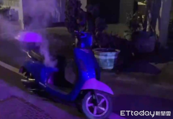 ▲屋內充電中的電動機車冒煙，住警器警報成功預警未釀大火。（圖／記者高堂堯翻攝，下同）