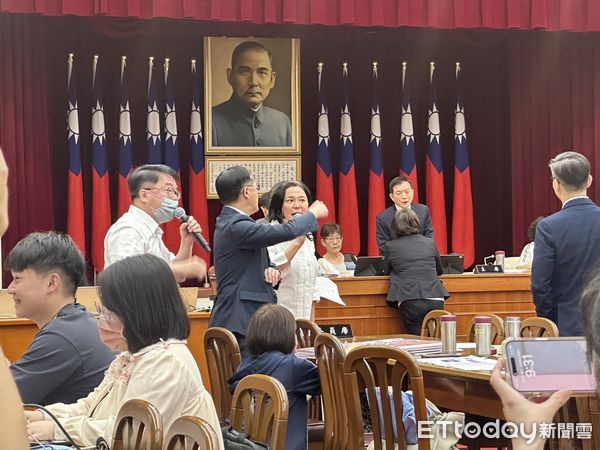 ▲▼立法院財政委員會審查「要求行政院立即足額撥付一般性補助款」一案，藍綠白立委爆發口角衝突     。（圖／記者崔至雲攝）