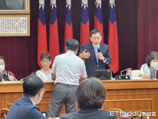 ▲▼立法院財政委員會審查「要求行政院立即足額撥付一般性補助款」一案，藍綠白立委爆發口角衝突     。（圖／記者崔至雲攝）