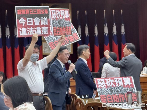▲▼立法院財政委員會審查「要求行政院立即足額撥付一般性補助款」一案，藍綠白立委爆發口角衝突     。（圖／記者崔至雲攝）
