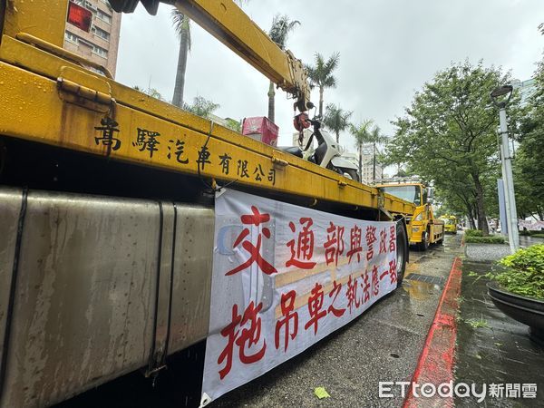 ▲▼拖吊車不滿執行拖救要過磅還收罰單，90輛車包圍交通部。（圖／記者李姿慧攝）