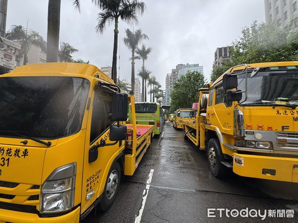 ▲▼拖吊車不滿執行拖救要過磅還收罰單，90輛車包圍交通部。（圖／記者李姿慧攝）