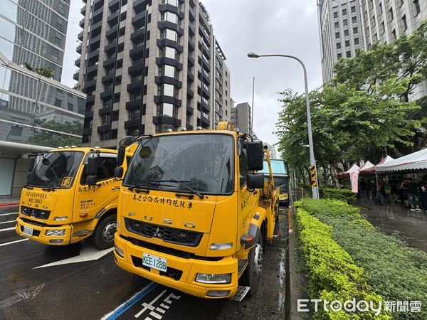▲▼拖吊車不滿執行拖救要過磅還收罰單，90輛車包圍交通部。（圖／記者李姿慧攝）