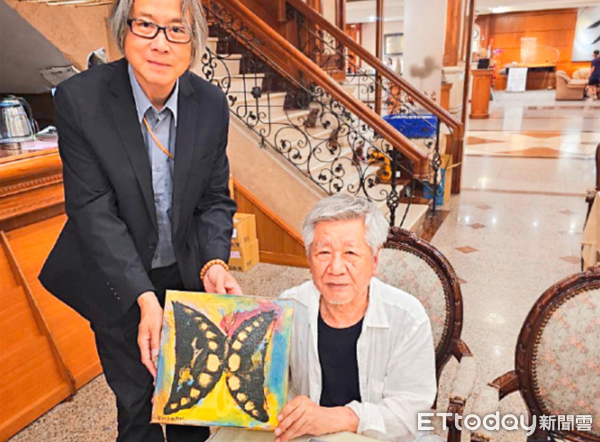 ▲日本資深蝶友吉川浩司（右）來台追蝶長達40年。（圖／鎮寶大飯店提供，下同）