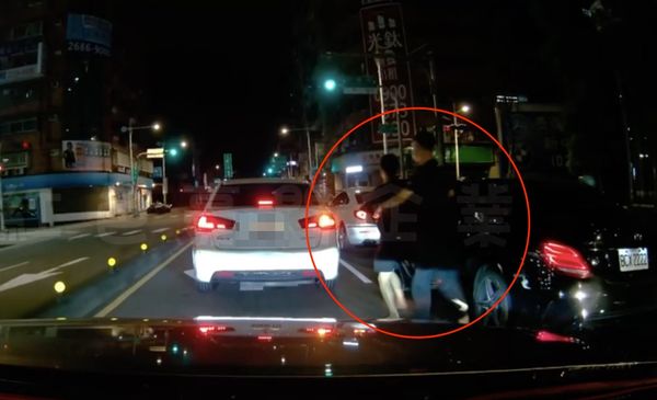▲▼黑色賓士車衝下2名黑衣人，2人用拳頭敲擊白車的左車窗             。（圖／翻攝黑色豪門企業）