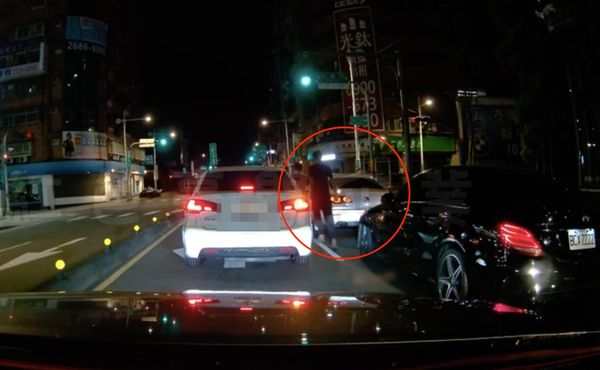 ▲▼黑色賓士車衝下2名黑衣人，2人用拳頭敲擊白車的左車窗             。（圖／翻攝黑色豪門企業）