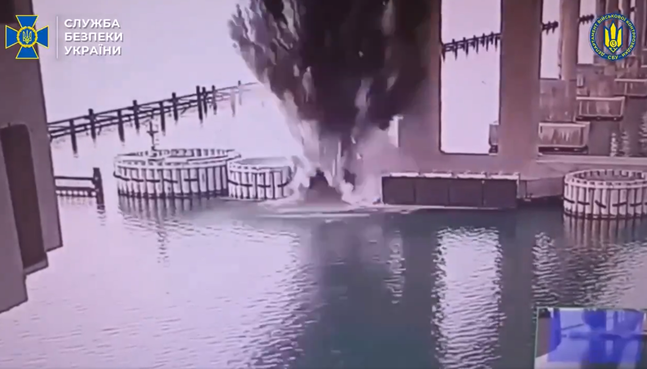 烏克蘭再炸克里米亞大橋！　逾千公斤炸藥「藏水下」引爆瞬間曝光