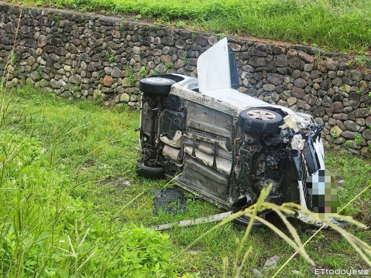 失控畫面曝！宜蘭69歲女駕車閃避失控　衝邊坡翻落幸僅輕傷