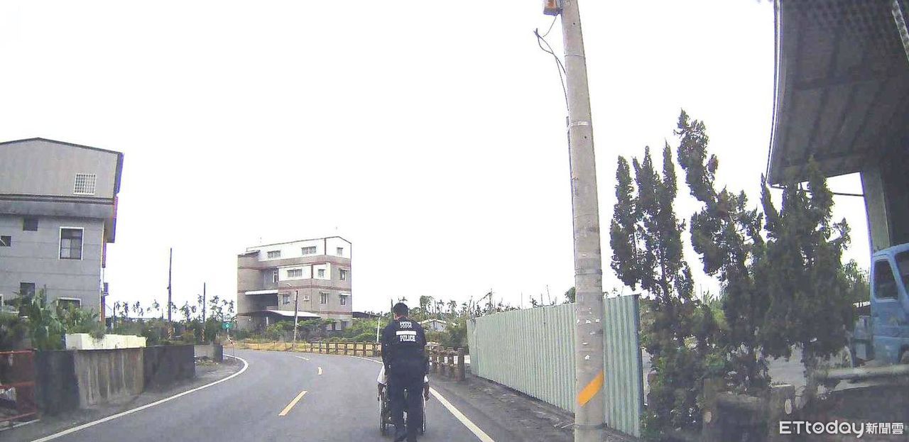 7旬翁頂烈日坐輪椅走500米看診　東港警推他回家