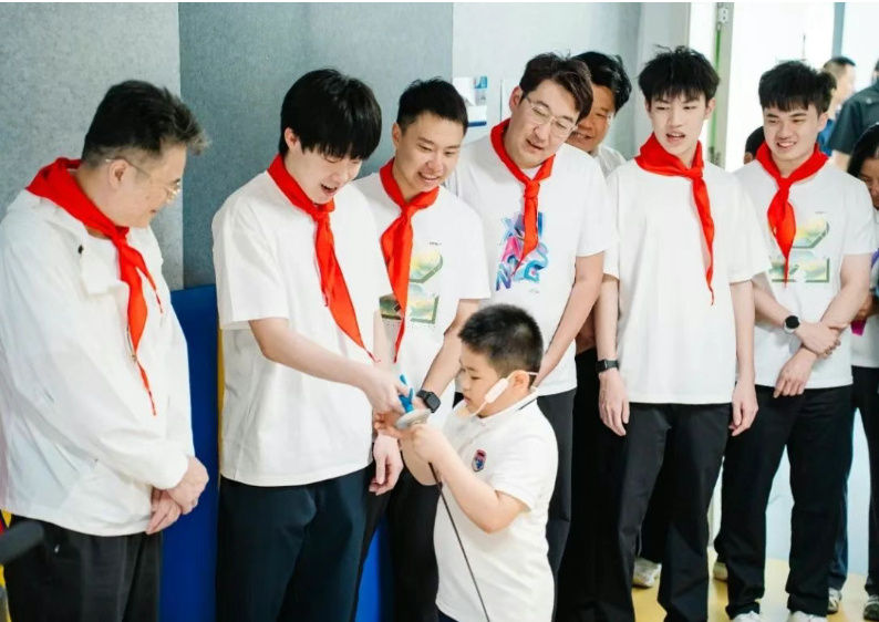 ▲▼台灣桌球一哥林昀儒參加中國乒超球隊的活動戴上             「紅領巾」，引發政治敏感爭議。（圖／翻攝自微博）