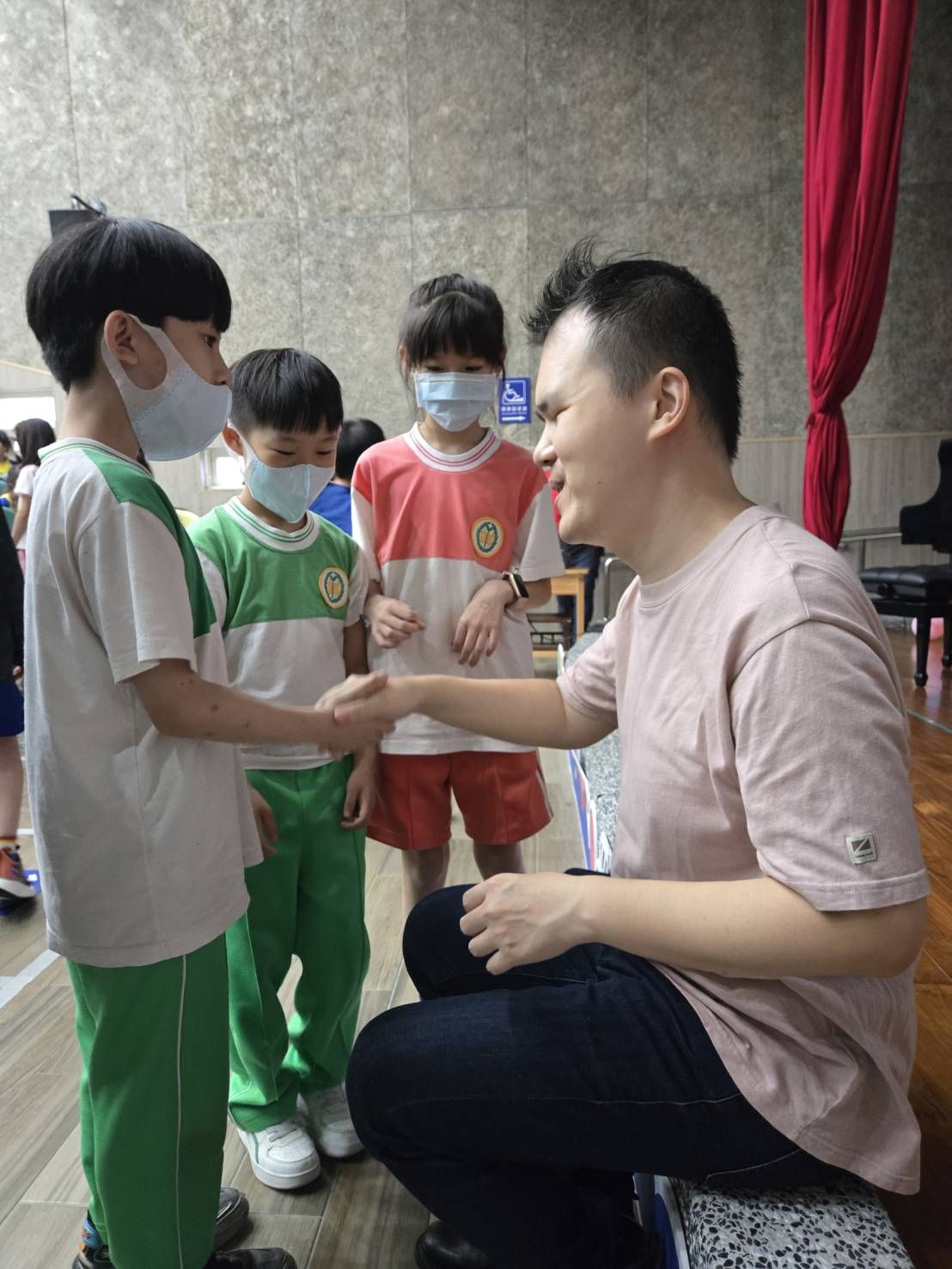 ▲視障鋼琴家許哲誠基隆獻藝。（圖／記者郭世賢翻攝）