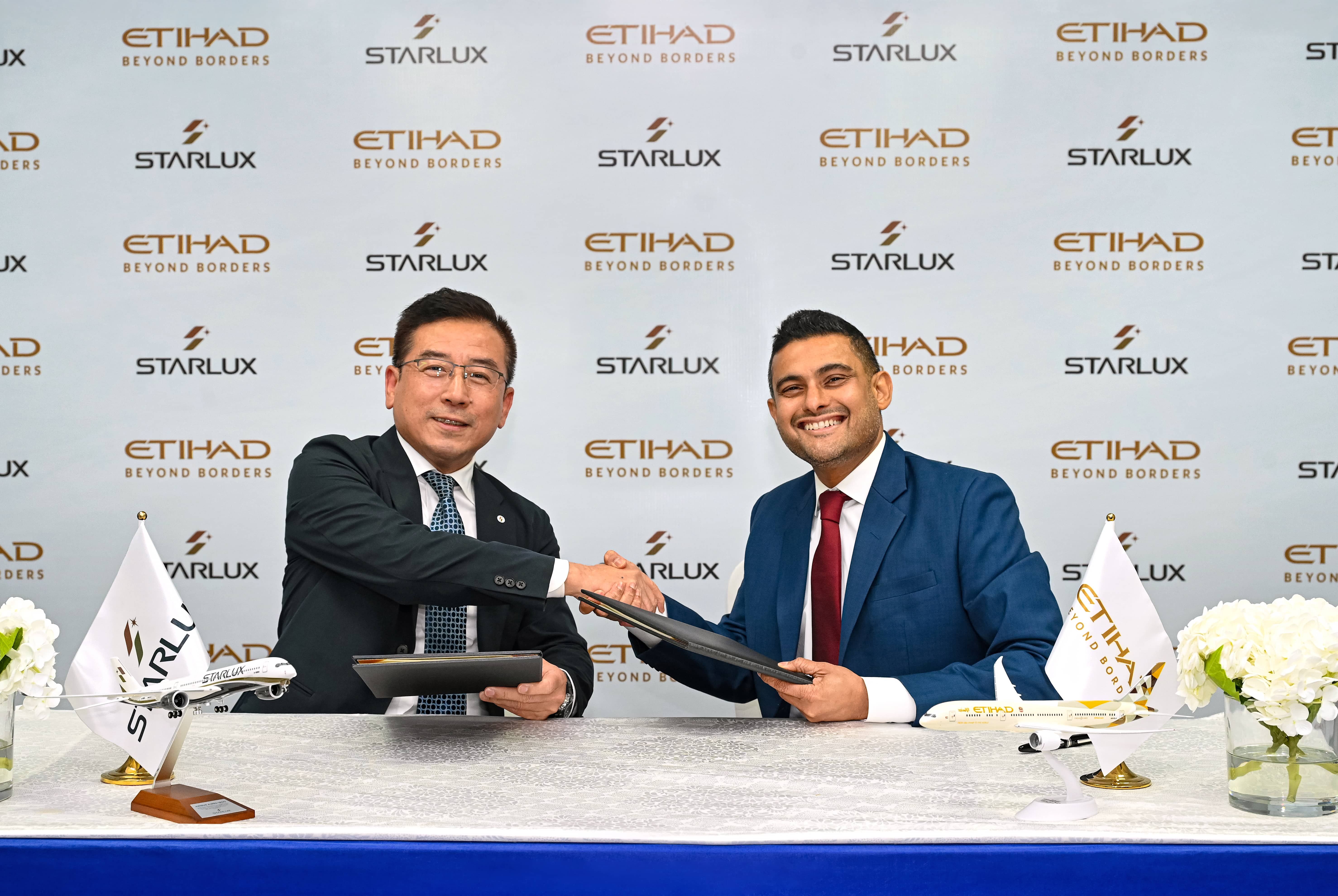 ▲▼星宇航空與阿提哈德航空簽署共掛班號合作協議，由星宇航空策略長劉允富及阿提哈德航空首席營收與商務長Arik De共同主持簽約儀式。（圖／星宇提供）