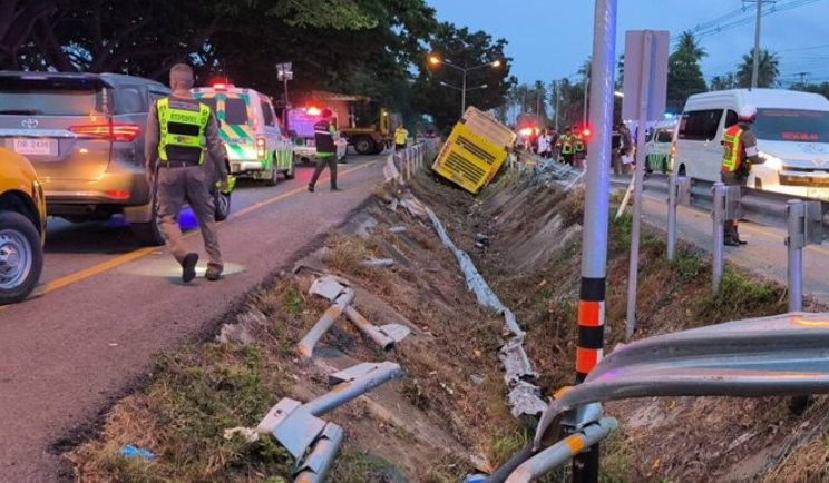 ▲▼遊覽車司機「度估」暴衝分隔島！車頭全毀　泰重大車禍2死13重傷。（圖／翻攝自khaosod）