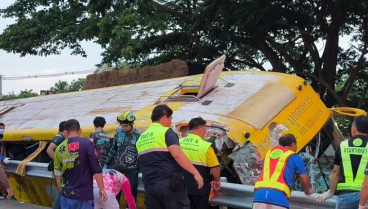 ▲▼遊覽車司機「度估」暴衝分隔島！車頭全毀　泰重大車禍2死13重傷。（圖／翻攝自khaosod）