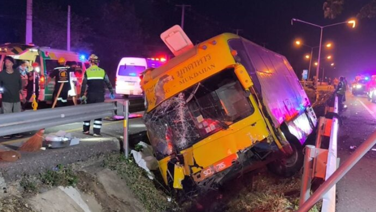 ▲▼遊覽車司機「度估」暴衝分隔島！車頭全毀　泰重大車禍2死13重傷。（圖／翻攝自khaosod）