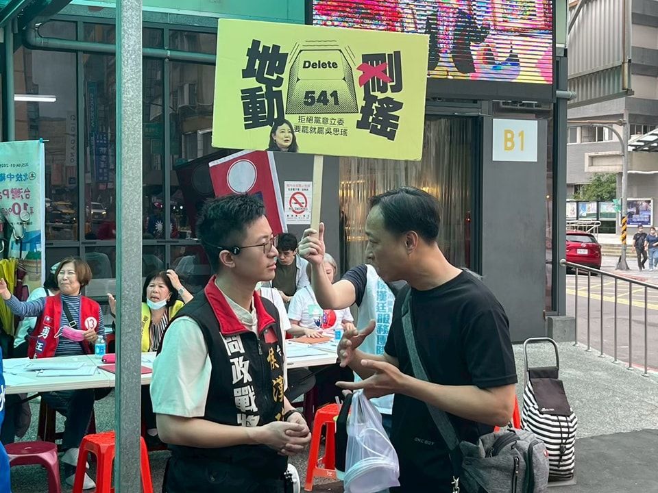 ▲▼侯漢廷協助罷瑤連署。（圖／翻攝自Facebook／侯漢廷）