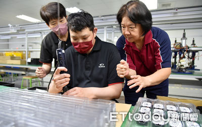 勞動部雙計畫助攻!重聽男回歸產線 技術扎實成公司得力助手