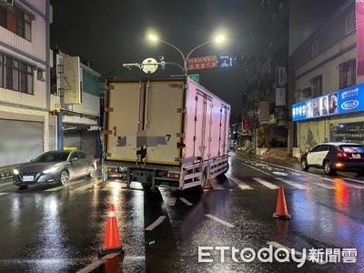 台南大貨車左轉「切西瓜沒算準」撞壞號誌桿 挨罰1800