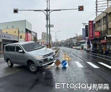 彰化庇護島超可憐「4度挨撞」 賓士轉彎騎上去...慘變展示車