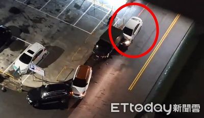 嘉義白車連撞路邊3車!酒駕女不顧車頭爛毀...慢慢倒車開溜