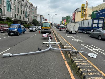 轎車詭異撞擊!燈桿連根拔起...掃中對向2車 驚險畫面曝光