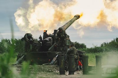聯合火力打擊精準命中　第五作戰區重砲射擊