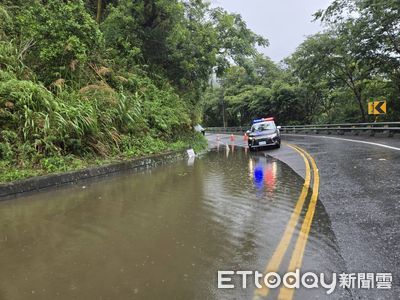 台東台20線突現積水隱患 警方緊急應處守護行車安全