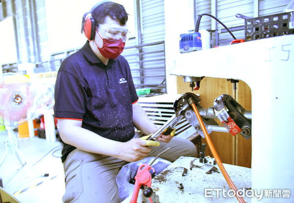 ▲王唯安在手語老師與公司同仁陪伴下穩定就業，對工作充滿信心。（記者林東良翻攝，下同）