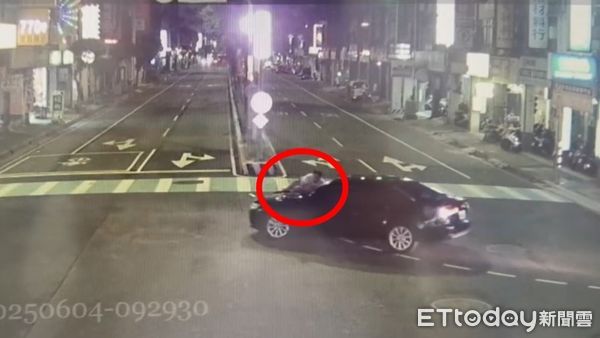 ▲新北市中和區發生男女爭吵「男趴引擎蓋上」遭甩下車事件。（圖／記者陸運陞翻攝，下同）