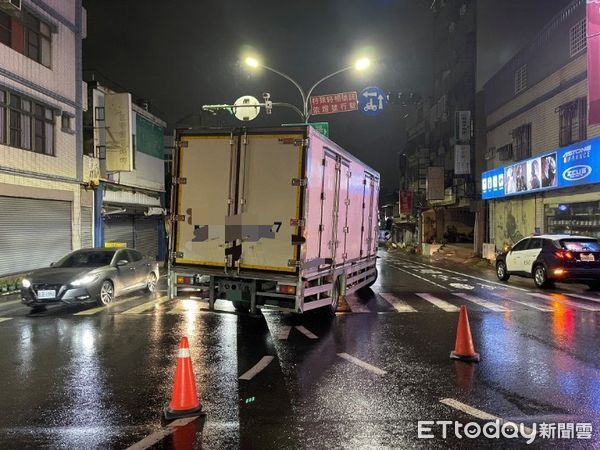 ▲一名25歲男子駕駛大貨車左轉時，不慎撞上路旁號誌桿，造成號誌設備損毀，所幸無人傷亡。（圖／記者林東良翻攝，下同）